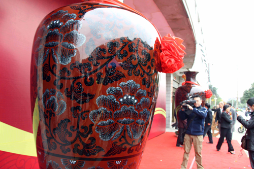 福州脫胎漆器《牡丹大花瓶》啟運參展世博會