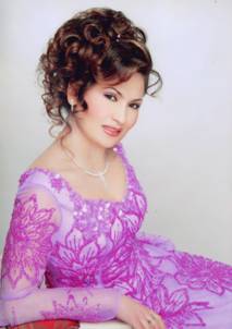 “鳥巢拍賣會”啟用新疆姑娘任助拍師