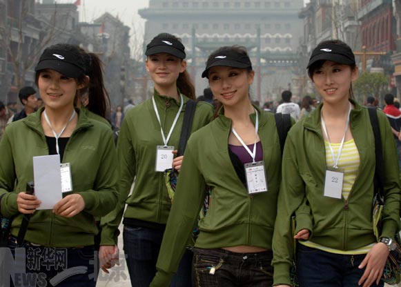 學生佳麗逛京城(圖)