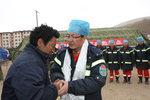 胡總書記看望的災區女孩  已轉往武警總醫院救治
