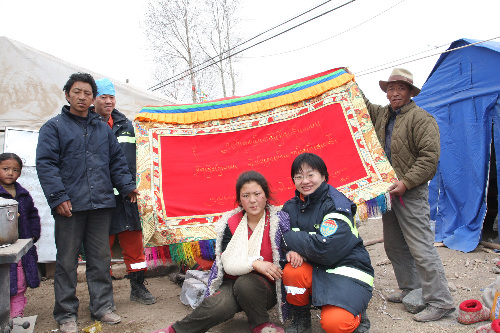 胡總書記看望的災區女孩  已轉往武警總醫院救治