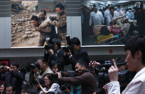國內(nèi)外首個(gè)青海玉樹抗震救災(zāi)影展在京舉辦