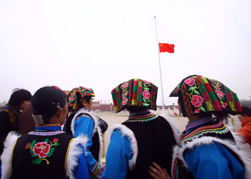 北京天安門降半旗 首都市民悼念玉樹同胞