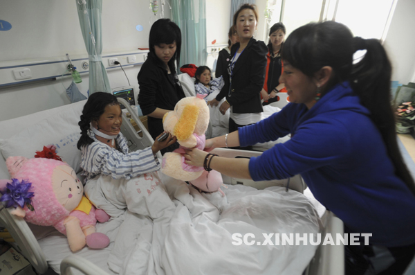 志愿者為在成都接受治療的玉樹地震傷員獻愛心