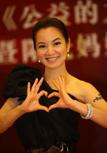 阿雅從綜藝到公益 完成優(yōu)雅換裝