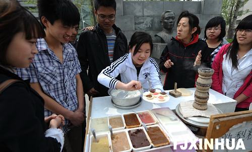 天津：大學生自辦“校博會”喜迎“世博會”