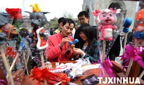 天津：大學(xué)生自辦“校博會(huì)”喜迎“世博會(huì)”