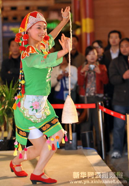 關注世博云南館：民族歌舞迎客來