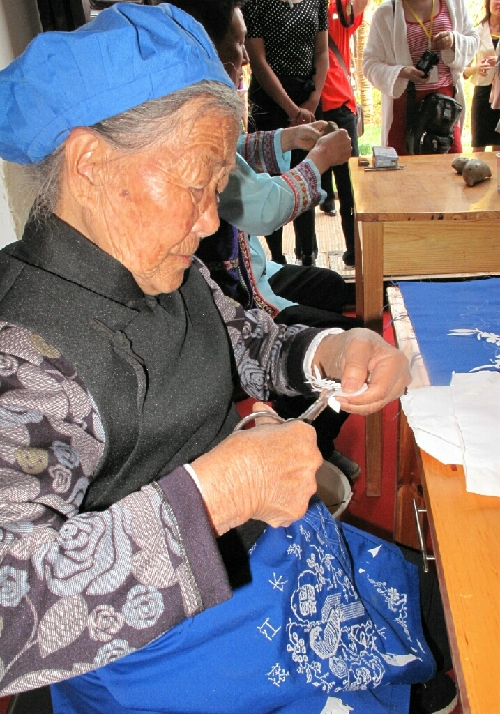 昆明：“古鎮廟會”度五一