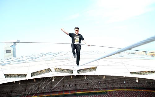 “高空王子”阿迪力鳥巢上空進行首次鋼絲試走