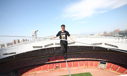 “高空王子”阿迪力鳥巢上空進行首次鋼絲試走