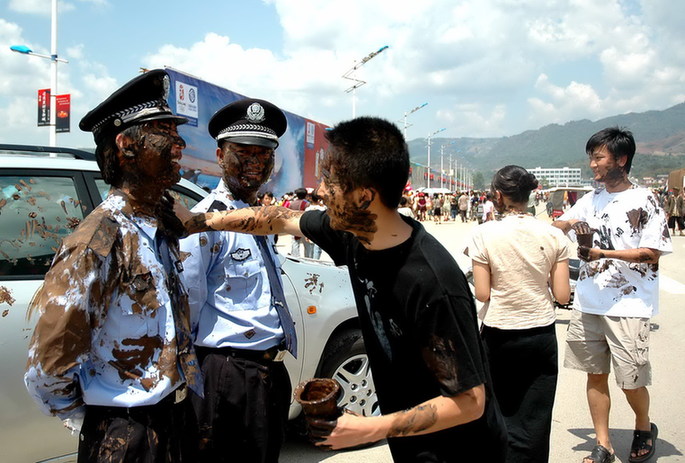 云南佤族狂歡“摸你黑”（組圖）