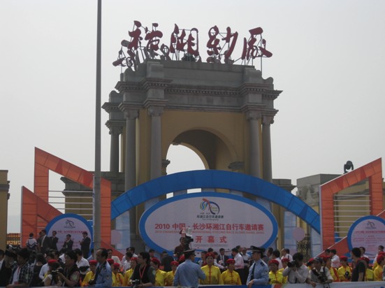 千名騎士競逐湘江“車王”（圖）