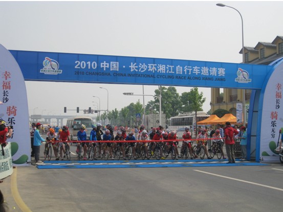 千名騎士競逐湘江“車王”（圖）