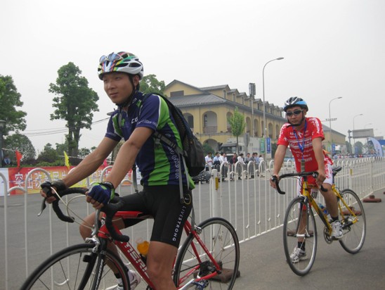 千名騎士競(jìng)逐湘江“車王”（圖）