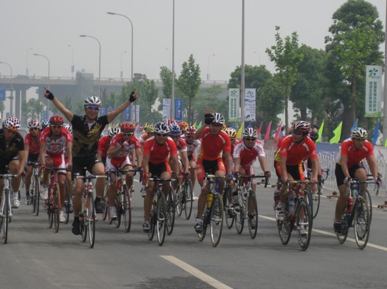 千名騎士競(jìng)逐湘江“車王”（圖）