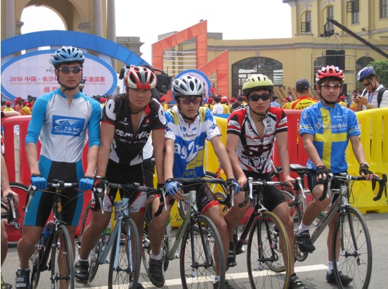 千名騎士競(jìng)逐湘江“車王”（圖）
