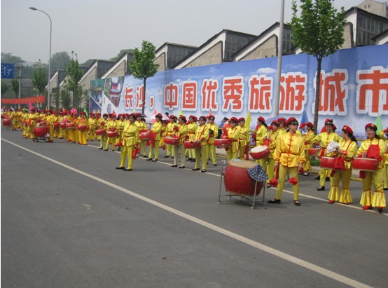 千名騎士競逐湘江“車王”（圖）