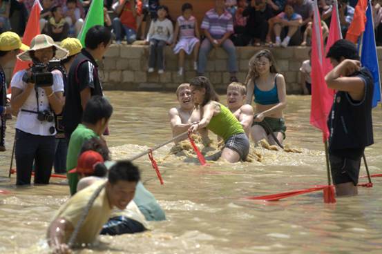 中外雙胞歡聚云南墨江 雙胞胎節(jié)再掀高潮（組圖）