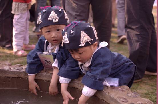 中外雙胞歡聚云南墨江 雙胞胎節(jié)再掀高潮（組圖）