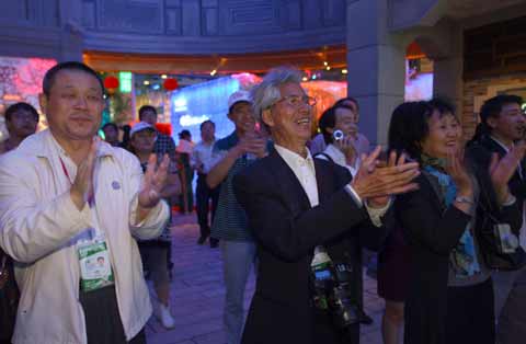 世博中國(guó)館總設(shè)計(jì)師攜全家參觀世博園(組圖)