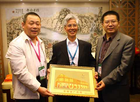 世博中國館總設(shè)計(jì)師攜全家參觀世博園(組圖)