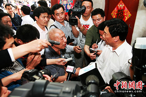 河南商丘市委慰問趙作海并向其致歉（圖）