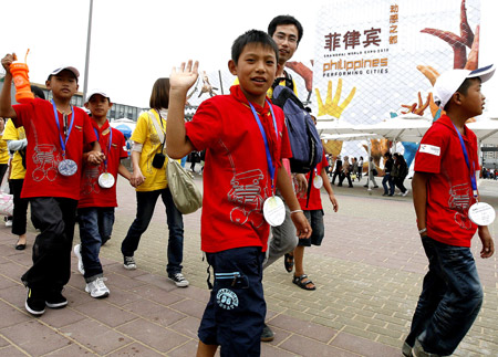 山區(qū)孩子看世博 童心飛翔描未來