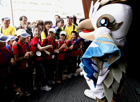 山區(qū)孩子看世博 童心飛翔描未來