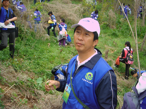 大連環保志愿者清除外來物種刺果瓜