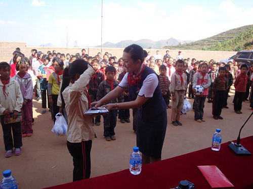 東航云南分公司送體育用品、送水到災(zāi)區(qū)小學(xué)