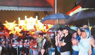 臺北市民冒雨逛成都大廟會 領略四川風姿