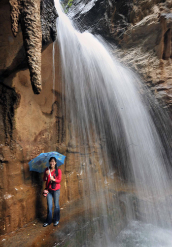 初夏時(shí)節(jié)觀瀑布