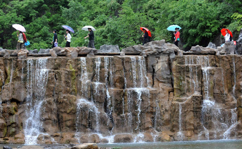初夏時(shí)節(jié)觀瀑布