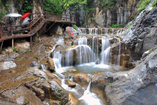 初夏時節觀瀑布