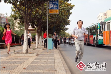 昆明24日早晨遭遇有史以來第一堵