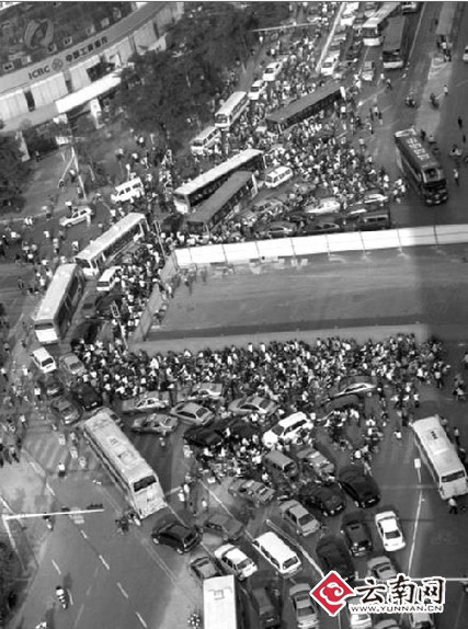 昆明24日早晨遭遇有史以來第一堵