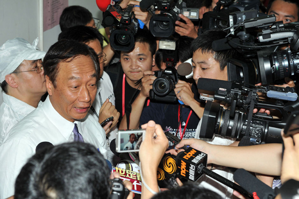 郭臺(tái)銘赴富士康遭圍堵 就跳樓事件鞠躬致歉(圖)