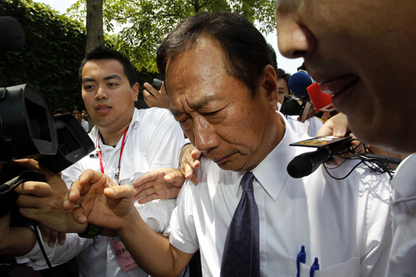 郭臺(tái)銘赴富士康遭圍堵 就跳樓事件鞠躬致歉(圖)