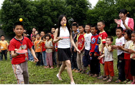 小手牽大手 歡樂迎佳節