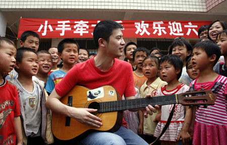 小手牽大手 歡樂迎佳節