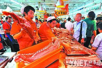 新崇菜試營業(yè)三小時 老顧客尋舊攤位(圖)