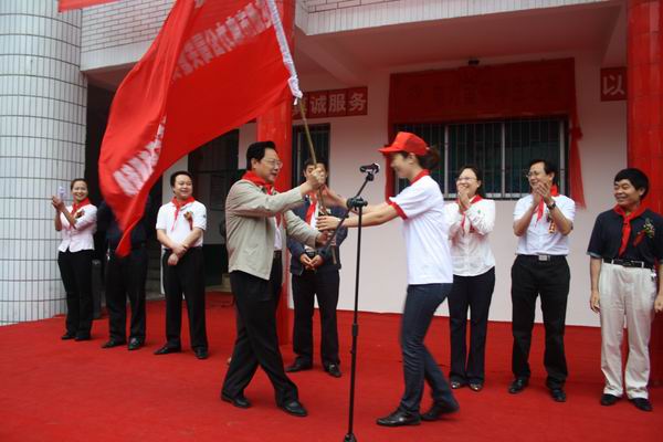 達州市把關愛送到農(nóng)民工子女心上(組圖)