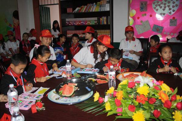 達州市把關愛送到農(nóng)民工子女心上(組圖)