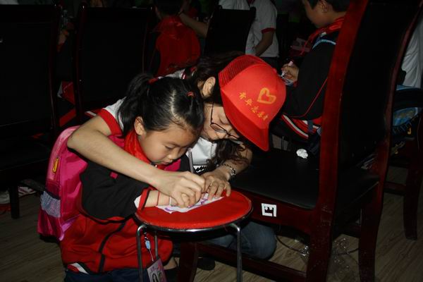 達州市把關愛送到農(nóng)民工子女心上(組圖)