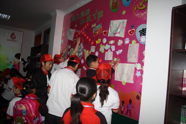 達州市把關愛送到農(nóng)民工子女心上(組圖)