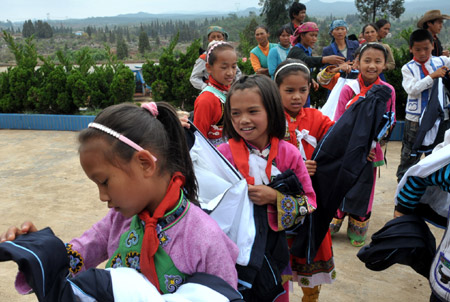 彝寨鄉(xiāng)村小學(xué)生穿上了校服