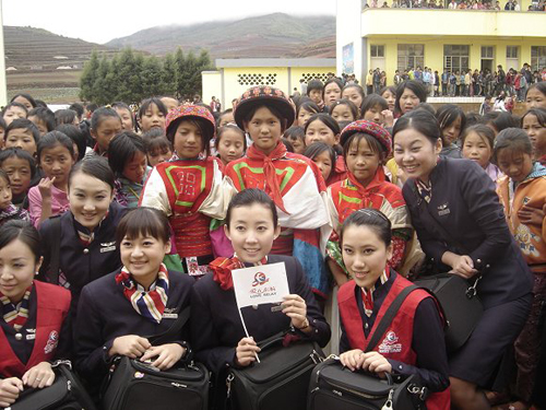 東航乘務員與尋甸山鄉小學生共慶“六一”