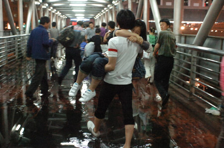 暴雨使北京西站旅客“過橋濕鞋”