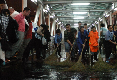 暴雨使北京西站旅客“過橋濕鞋”